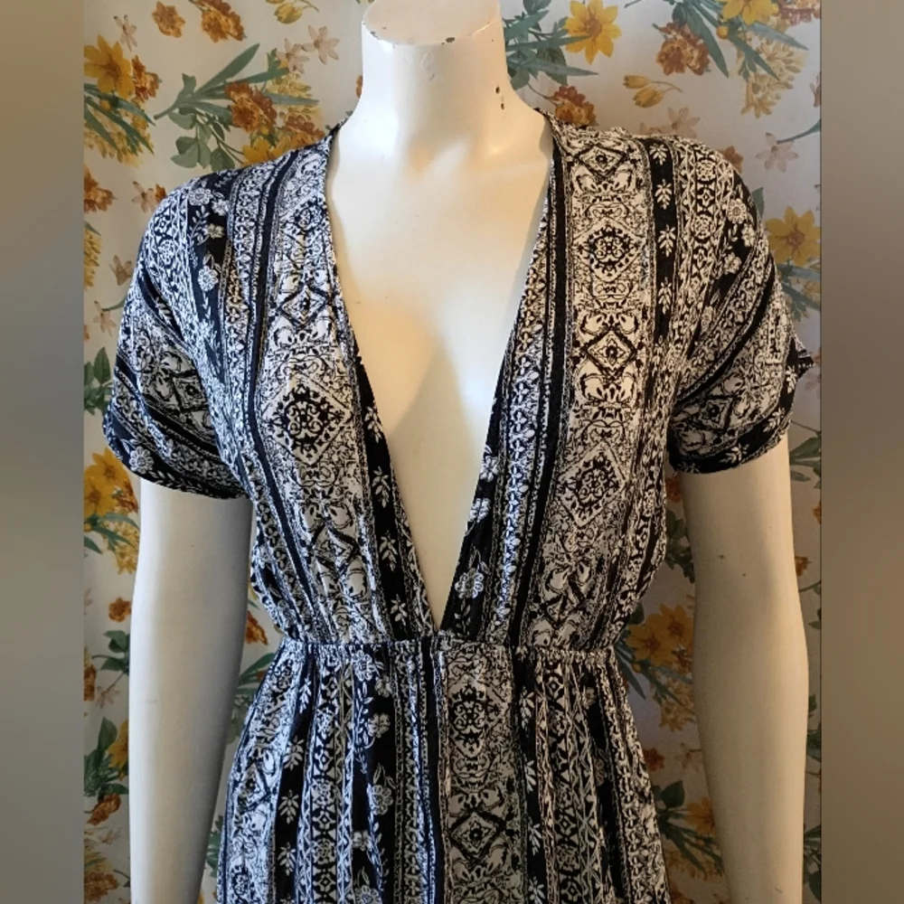 Forever 21 Women's Black and White Floral Pattern Deep V-neck Maxi Dress - Picture 3 of 9